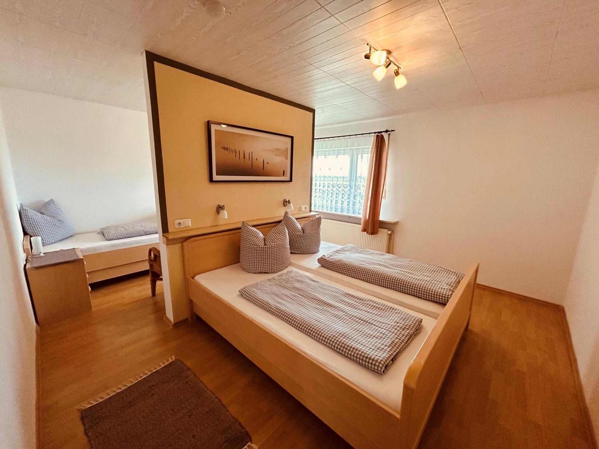 Pension Zum Krug, Messe Muenchen Hergolding Room photo